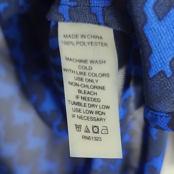 VINCE CAMUTO Houndstooth Print Blue and Black Button Up Size Small - Picture 3 of 13
